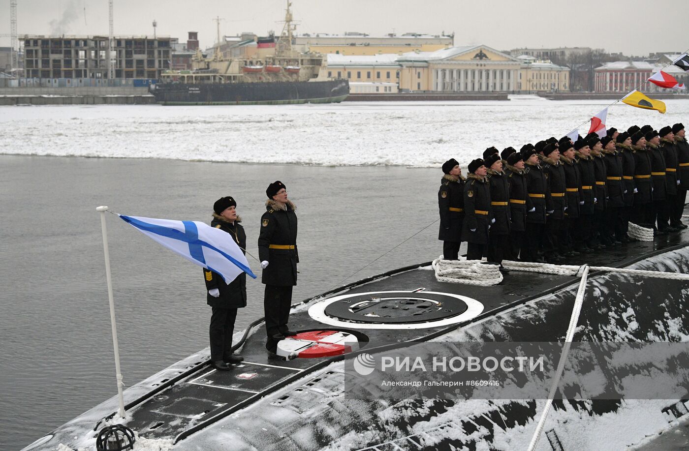 Поднятие Военно-морского флага на подводной лодке "Кронштадт" 