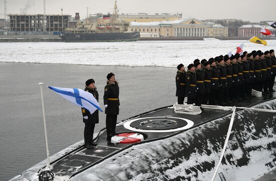 Поднятие Военно-морского флага на подводной лодке "Кронштадт" 