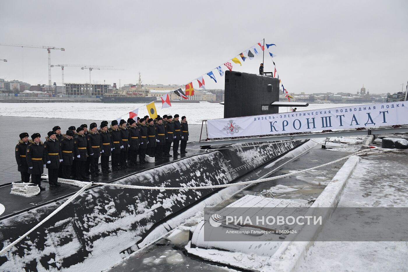 Поднятие Военно-морского флага на подводной лодке 