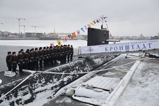 Поднятие Военно-морского флага на подводной лодке "Кронштадт" 