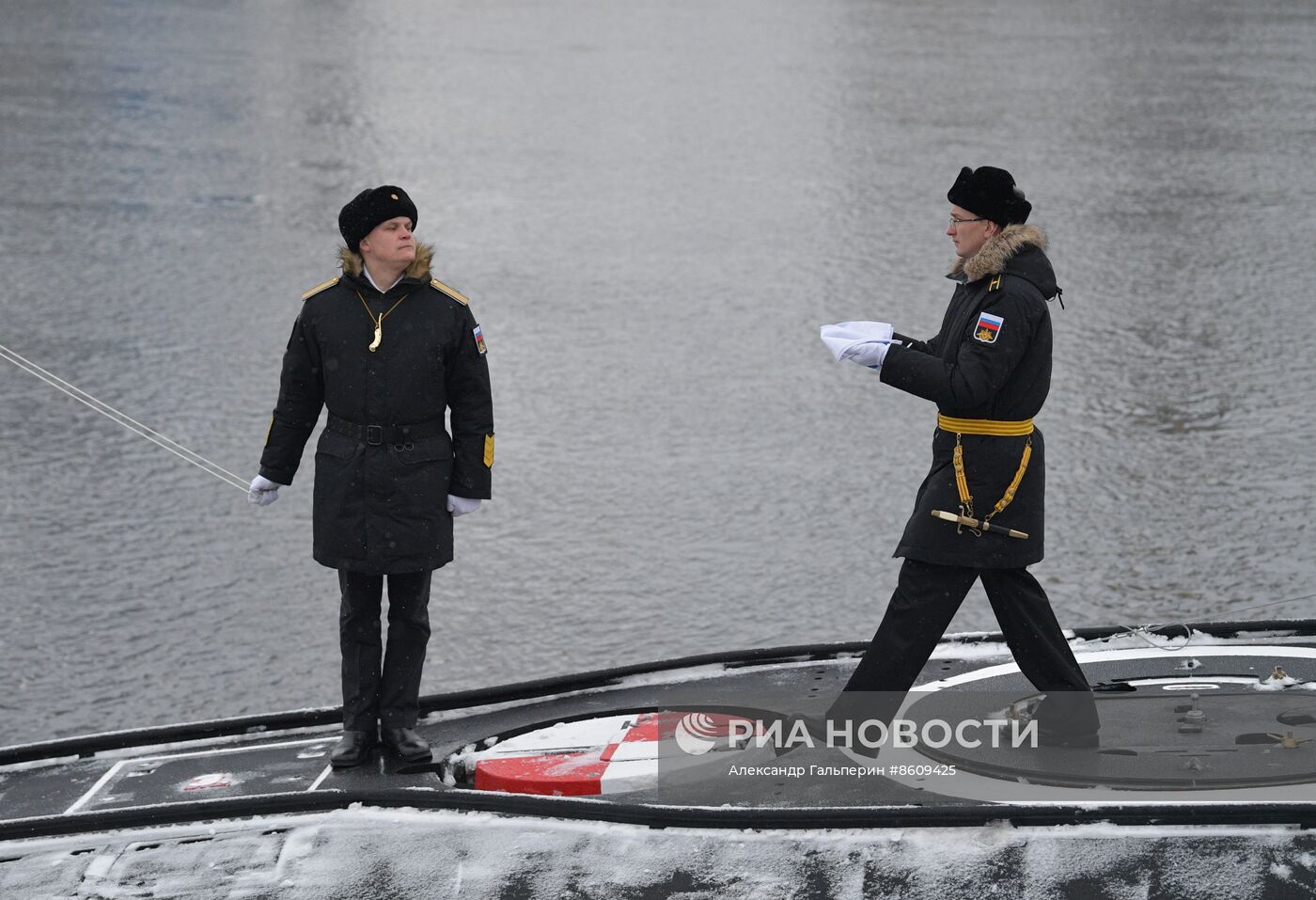 Поднятие Военно-морского флага на подводной лодке "Кронштадт" 