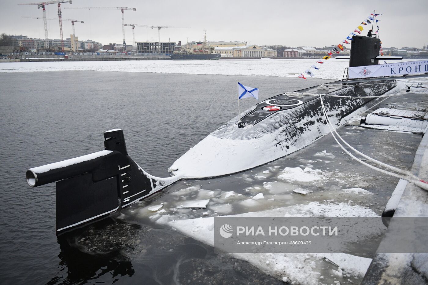 Поднятие Военно-морского флага на подводной лодке "Кронштадт" 