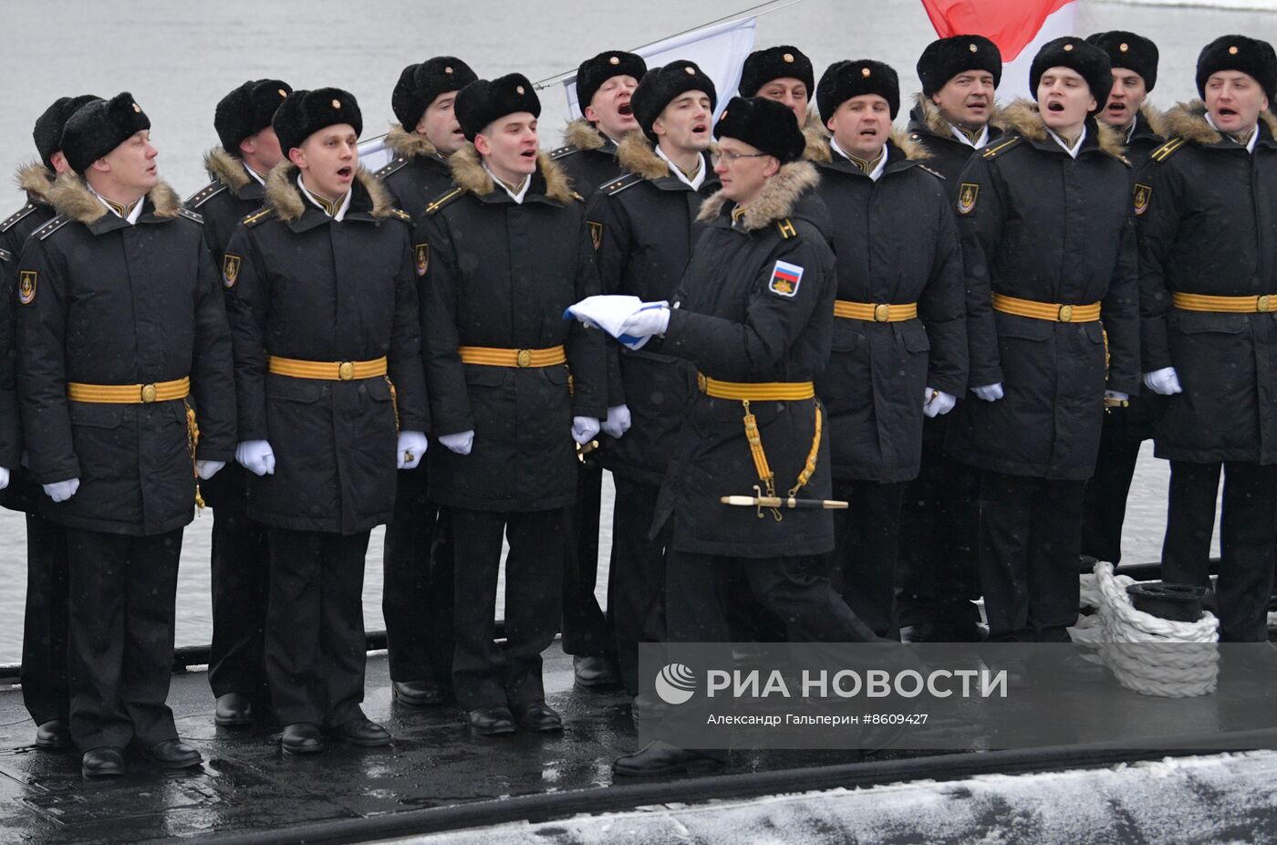 Поднятие Военно-морского флага на подводной лодке "Кронштадт" 