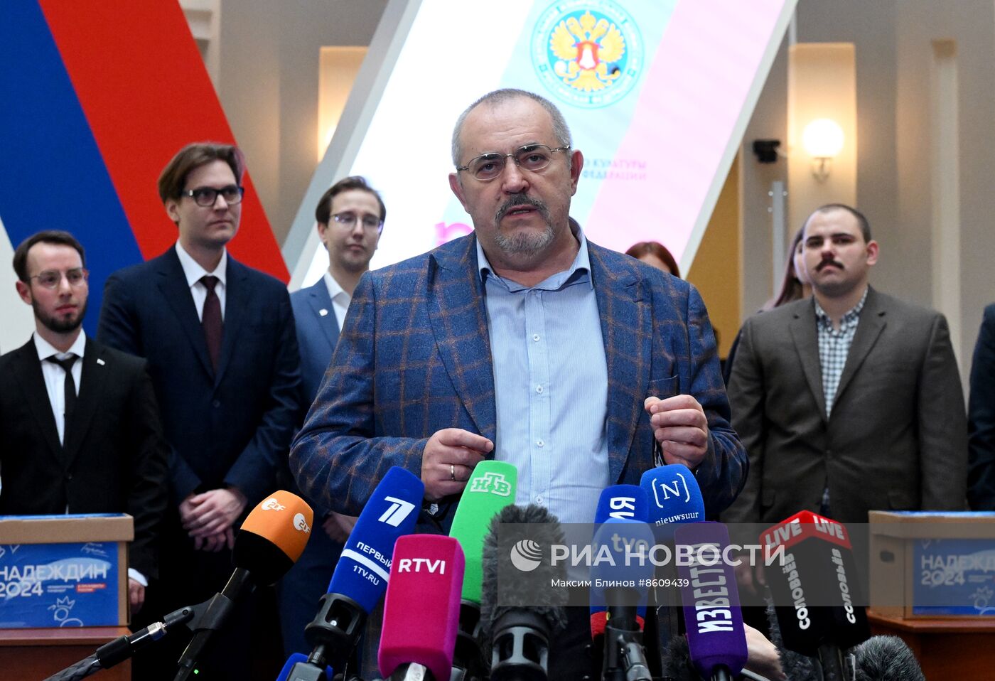 Кандидат в президенты РФ Б. Надеждин сдал в ЦИК подписи в свою поддержку