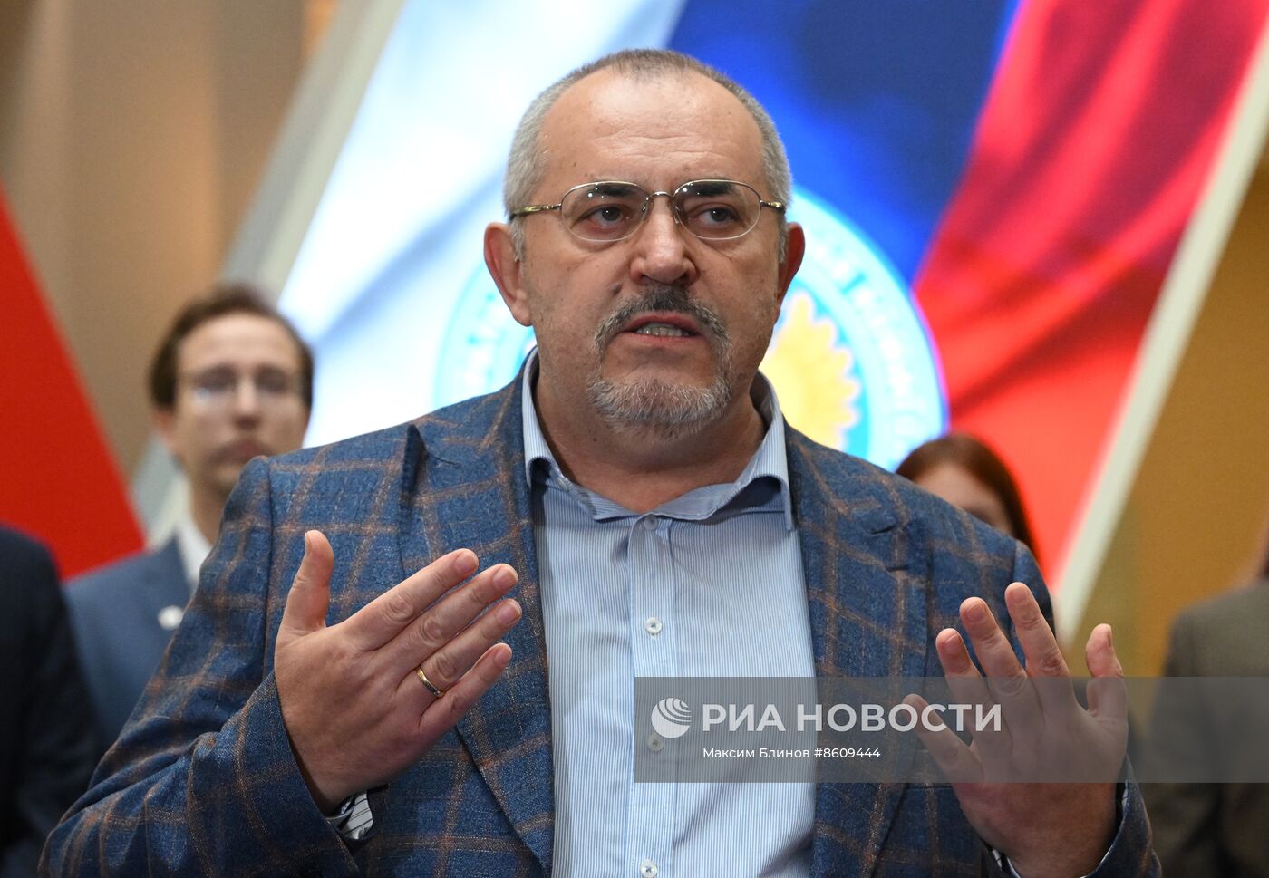 Кандидат в президенты РФ Б. Надеждин сдал в ЦИК подписи в свою поддержку