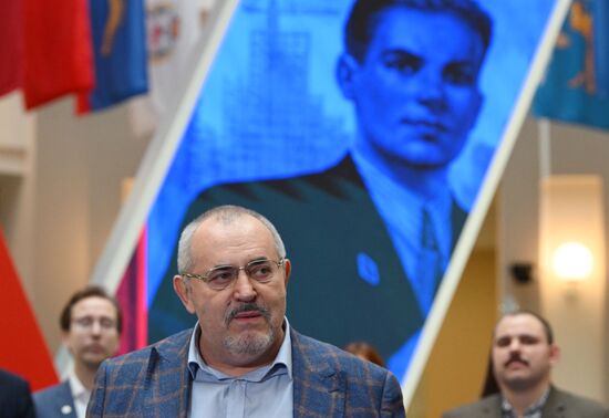 Кандидат в президенты РФ Б. Надеждин сдал в ЦИК подписи в свою поддержку