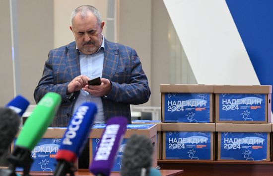 Кандидат в президенты РФ Б. Надеждин сдал в ЦИК подписи в свою поддержку