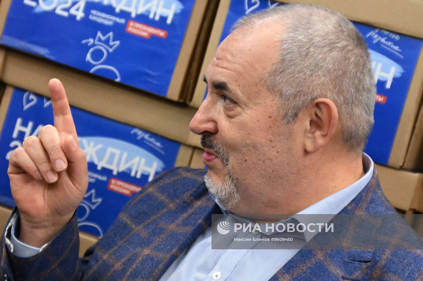 Кандидат в президенты РФ Б. Надеждин сдал в ЦИК подписи в свою поддержку