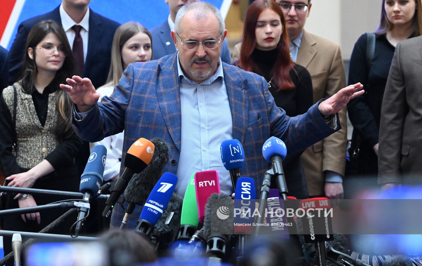 Кандидат в президенты РФ Б. Надеждин сдал в ЦИК подписи в свою поддержку