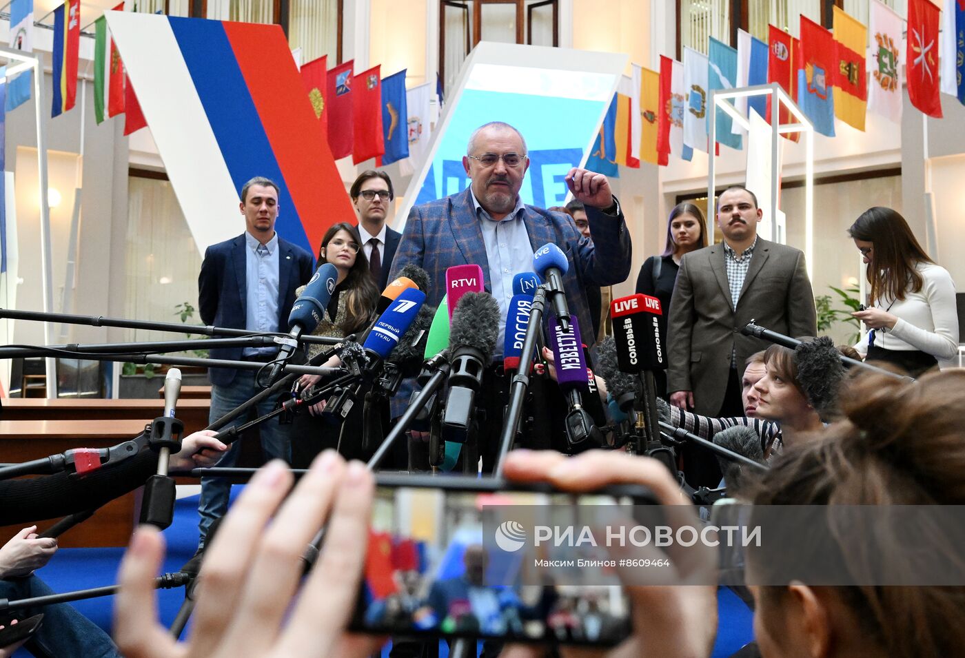 Кандидат в президенты РФ Б. Надеждин сдал в ЦИК подписи в свою поддержку