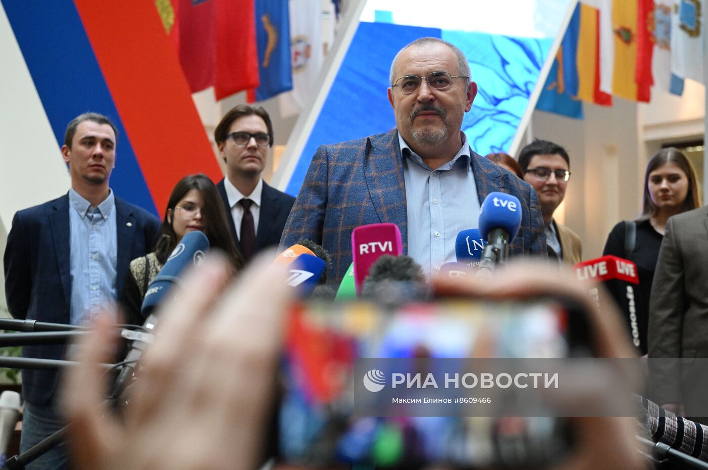 Кандидат в президенты РФ Б. Надеждин сдал в ЦИК подписи в свою поддержку