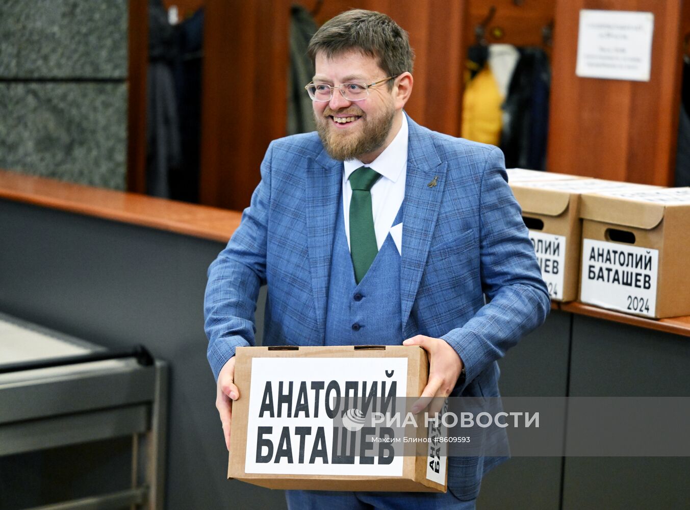 Кандидат в президенты РФ А. Баташев сдал документы на регистрацию в ЦИК