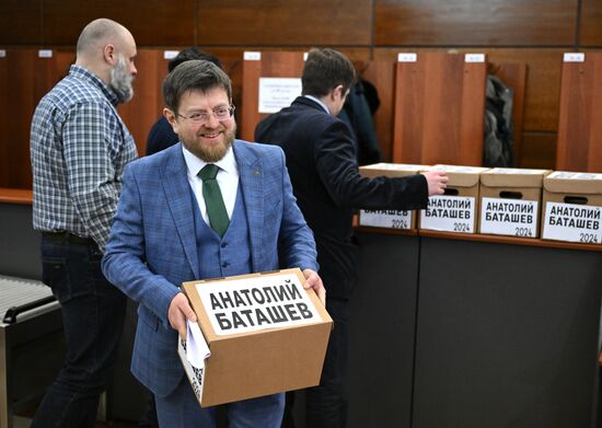Кандидат в президенты РФ А. Баташев сдал документы на регистрацию в ЦИК