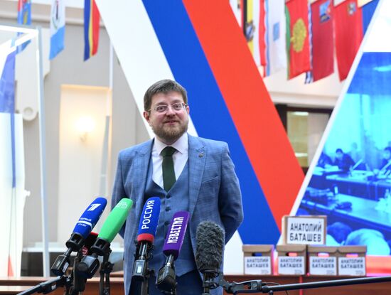 Кандидат в президенты РФ А. Баташев сдал документы на регистрацию в ЦИК