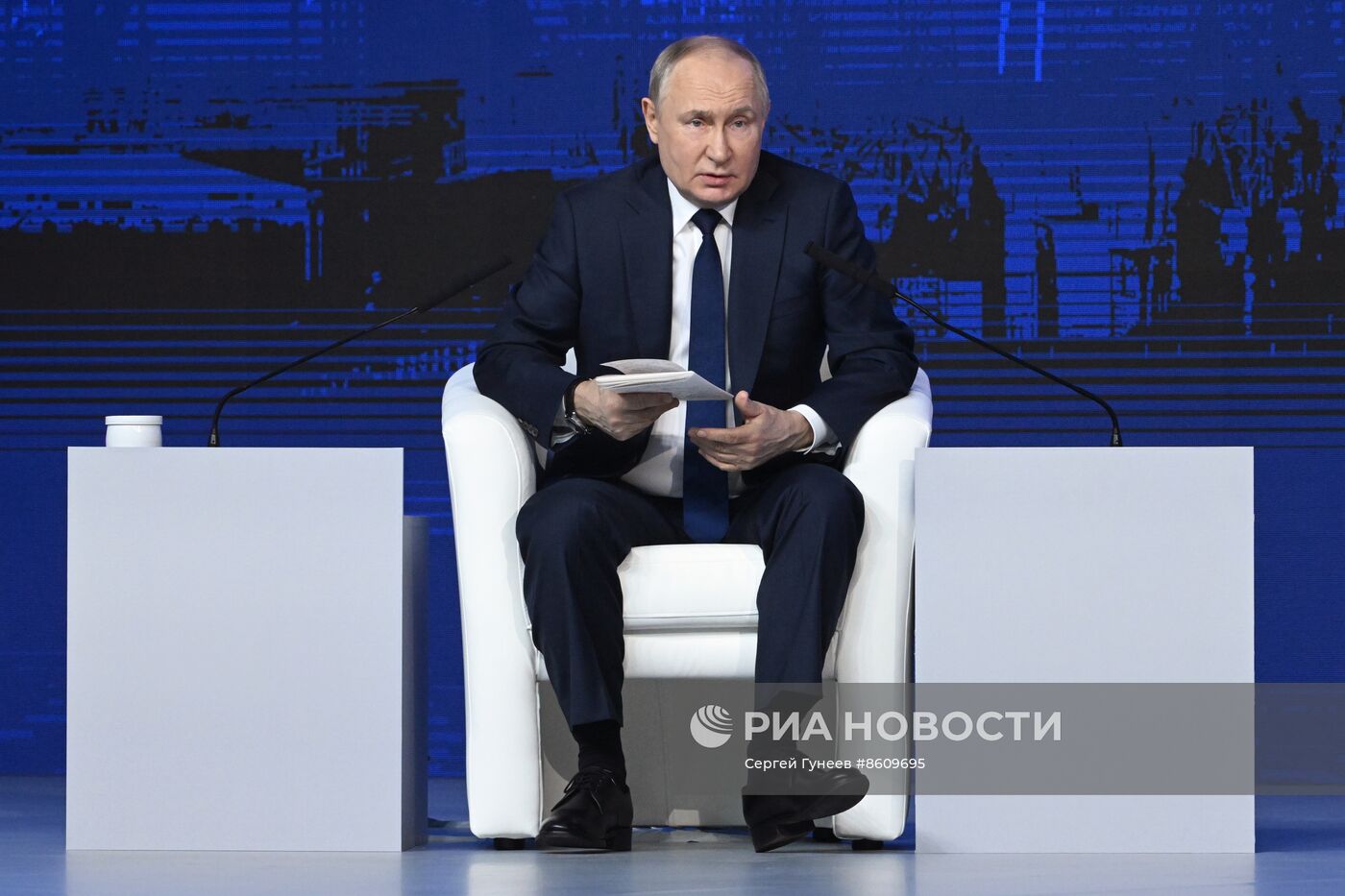 Президент РФ В. Путин встретился с доверенными лицами