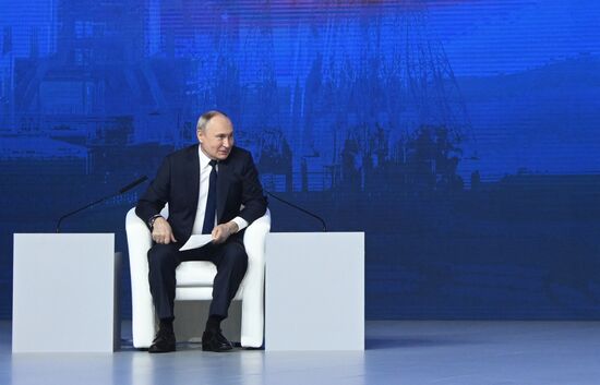 Президент РФ В. Путин встретился с доверенными лицами