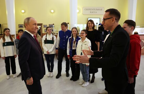 Президент РФ В. Путин посетил выставку "Россия"