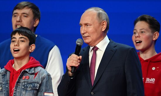 1 февраля 2024. Президент РФ Владимир Путин выступает на съезде "Движения Первых" на площадке международной выставки-форума "Россия" в Москве. Место: Россия, Москва. Автор: Павел Бедняков/РИА Новости. Съезд "Движения Первых" с участием президента РФ В. Путина