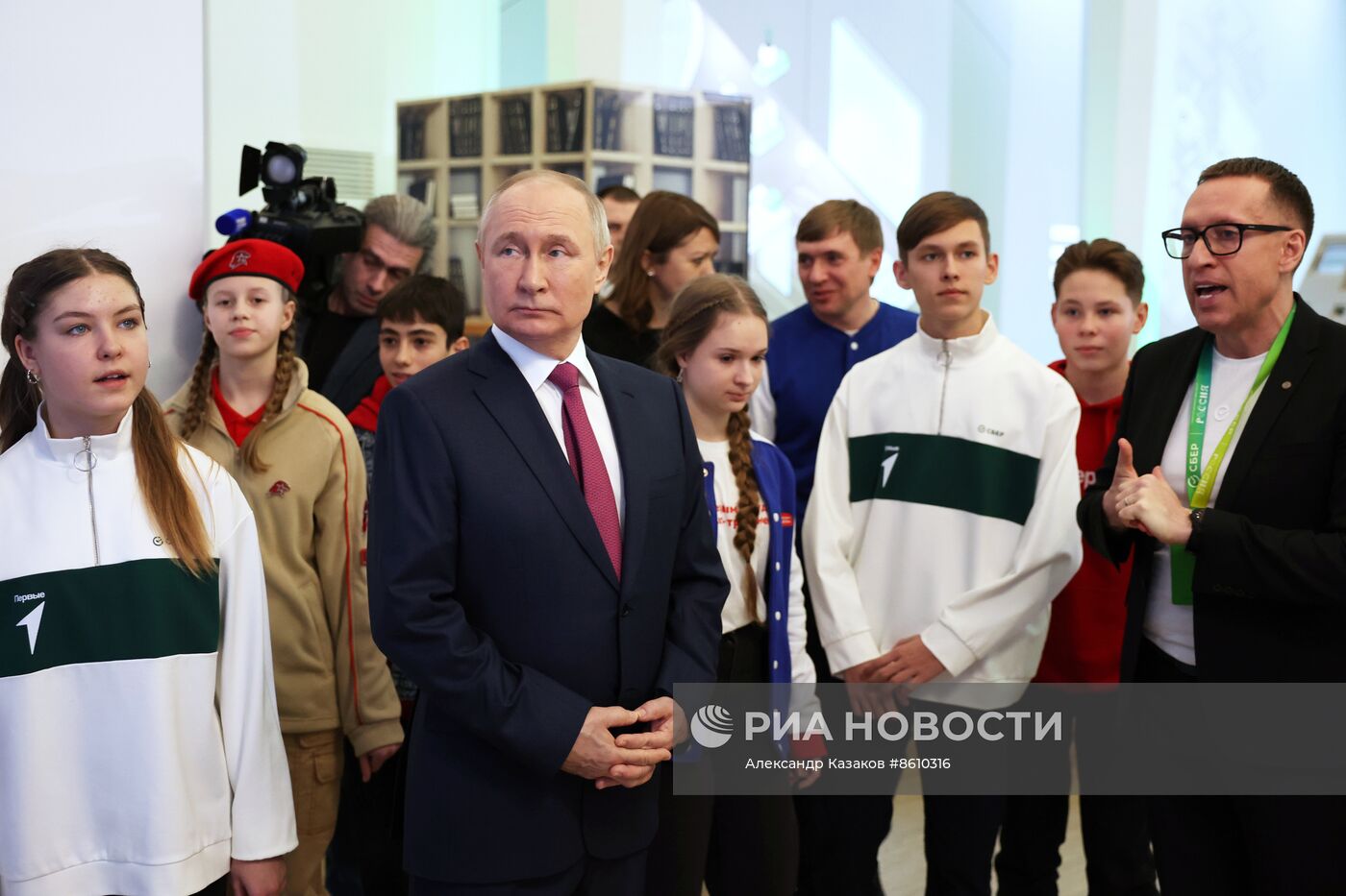 Президент РФ В. Путин посетил выставку "Россия"