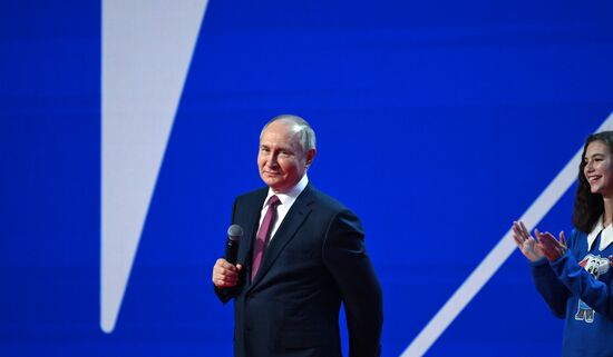 1 февраля 2024. Президент РФ Владимир Путин принимает участие в съезде "Движения Первых" на площадке международной выставки-форума "Россия" в Москве. Место: Россия, Москва. Автор: Григорий Сысоев/РИА Новости. Съезд "Движения Первых" с участием президента РФ В. Путина
