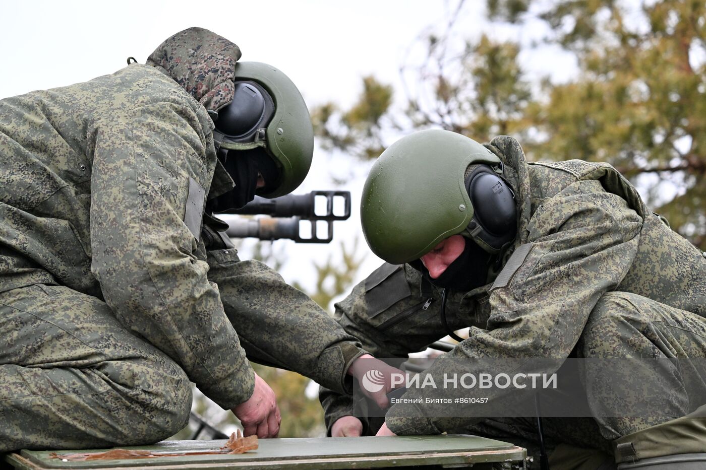 Военнослужащие ЦВО приступили к обучению на БМПТ "Терминатор" в зоне СВО