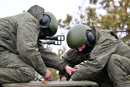 Военнослужащие ЦВО приступили к обучению на БМПТ "Терминатор" в зоне СВО