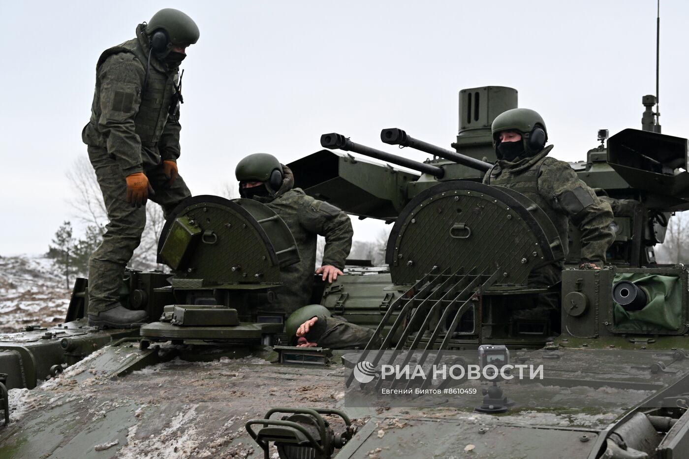 Военнослужащие ЦВО приступили к обучению на БМПТ "Терминатор" в зоне СВО