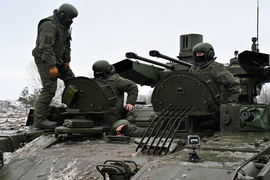 Военнослужащие ЦВО приступили к обучению на БМПТ "Терминатор" в зоне СВО