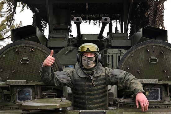Военнослужащие ЦВО приступили к обучению на БМПТ "Терминатор" в зоне СВО