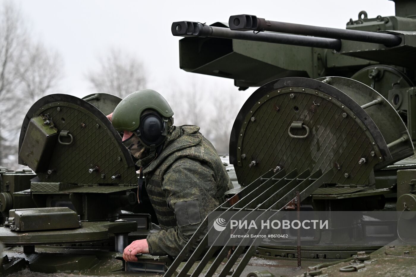 Военнослужащие ЦВО приступили к обучению на БМПТ "Терминатор" в зоне СВО