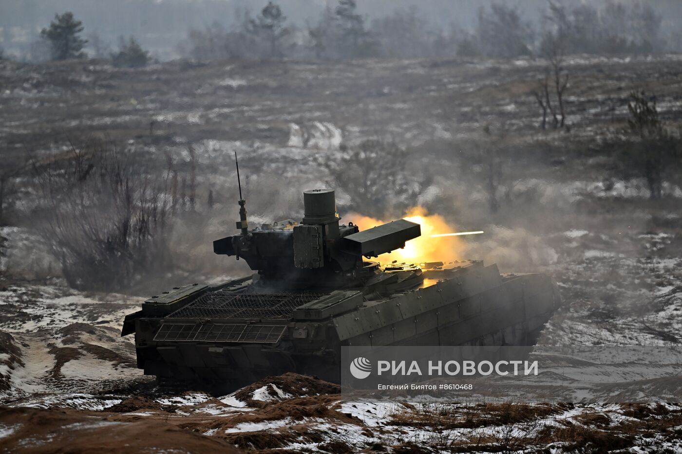 Военнослужащие ЦВО приступили к обучению на БМПТ "Терминатор" в зоне СВО