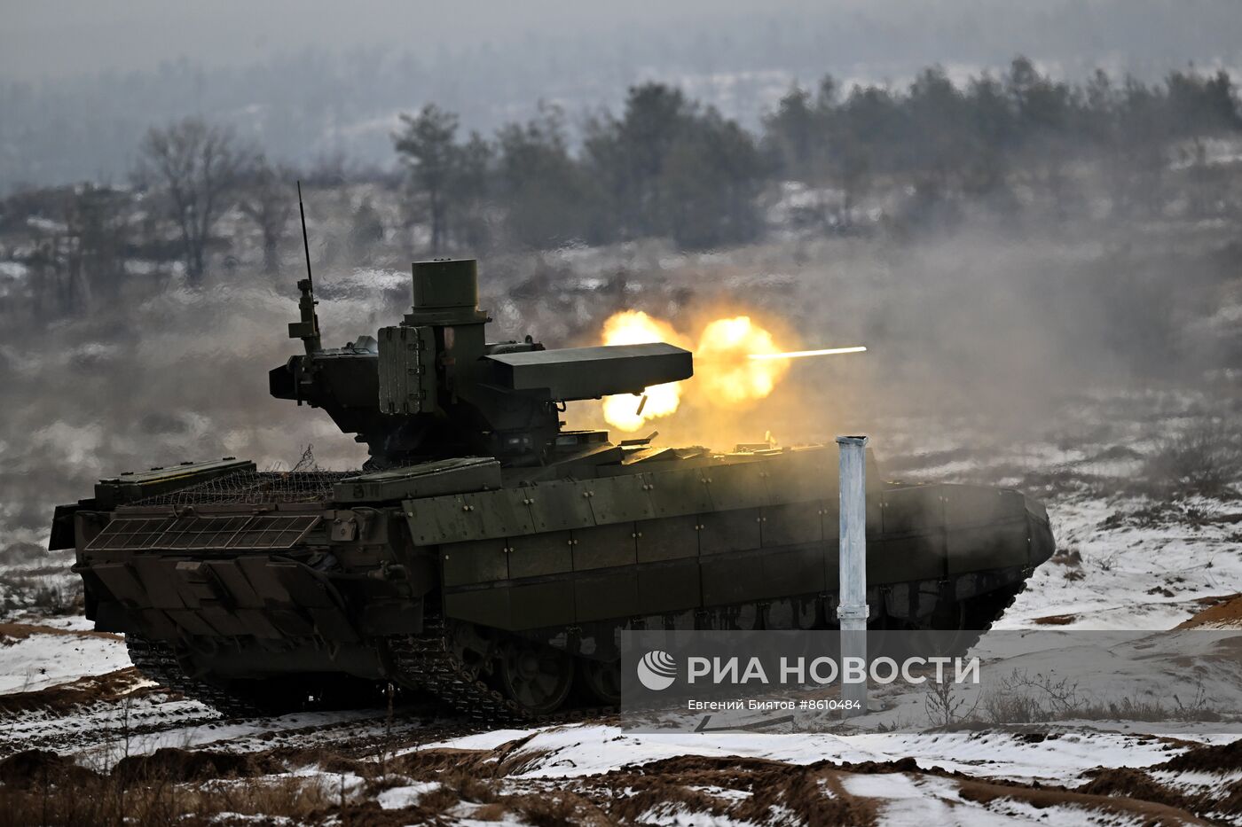 Военнослужащие ЦВО приступили к обучению на БМПТ "Терминатор" в зоне СВО