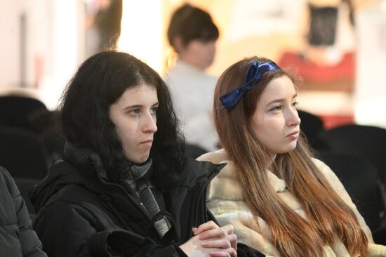 Выставка "Россия". Показ документальных фильмов из программы I Международного фестиваля документального кино "RТ. Док: Время героев"