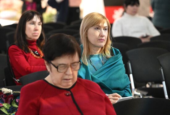 Выставка "Россия". Показ документальных фильмов из программы I Международного фестиваля документального кино "RТ. Док: Время героев"