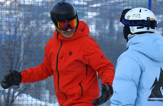 Открытие школы сноуборда олимпийского чемпиона В. Уайлда в Красноярске