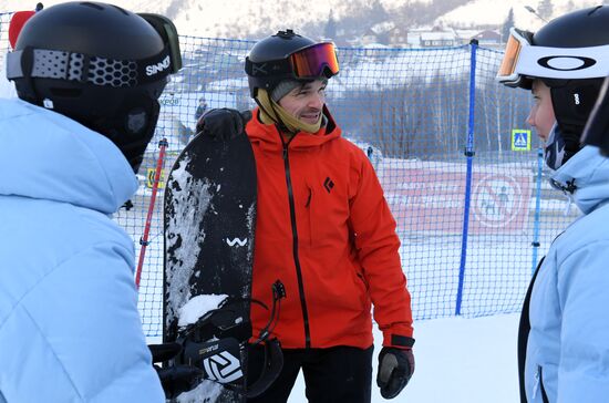 Открытие школы сноуборда олимпийского чемпиона В. Уайлда в Красноярске