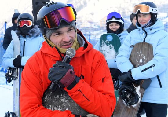 Открытие школы сноуборда олимпийского чемпиона В. Уайлда в Красноярске