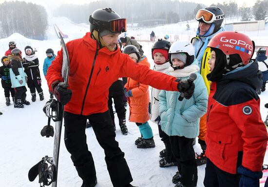 Открытие школы сноуборда олимпийского чемпиона В. Уайлда в Красноярске