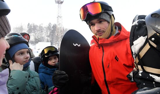 Открытие школы сноуборда олимпийского чемпиона В. Уайлда в Красноярске