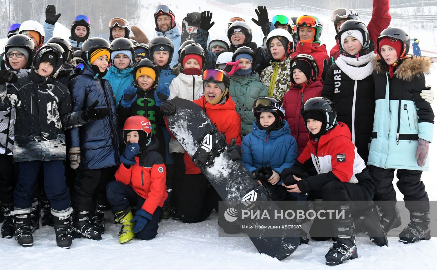 Открытие школы сноуборда олимпийского чемпиона В. Уайлда в Красноярске