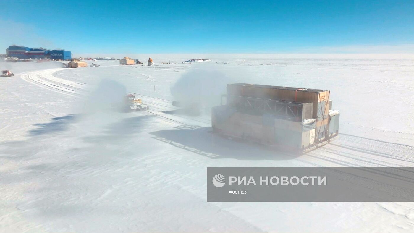 Мероприятие по случаю ввода в опытную эксплуатацию нового зимовочного комплекса станции "Восток" в Антарктиде