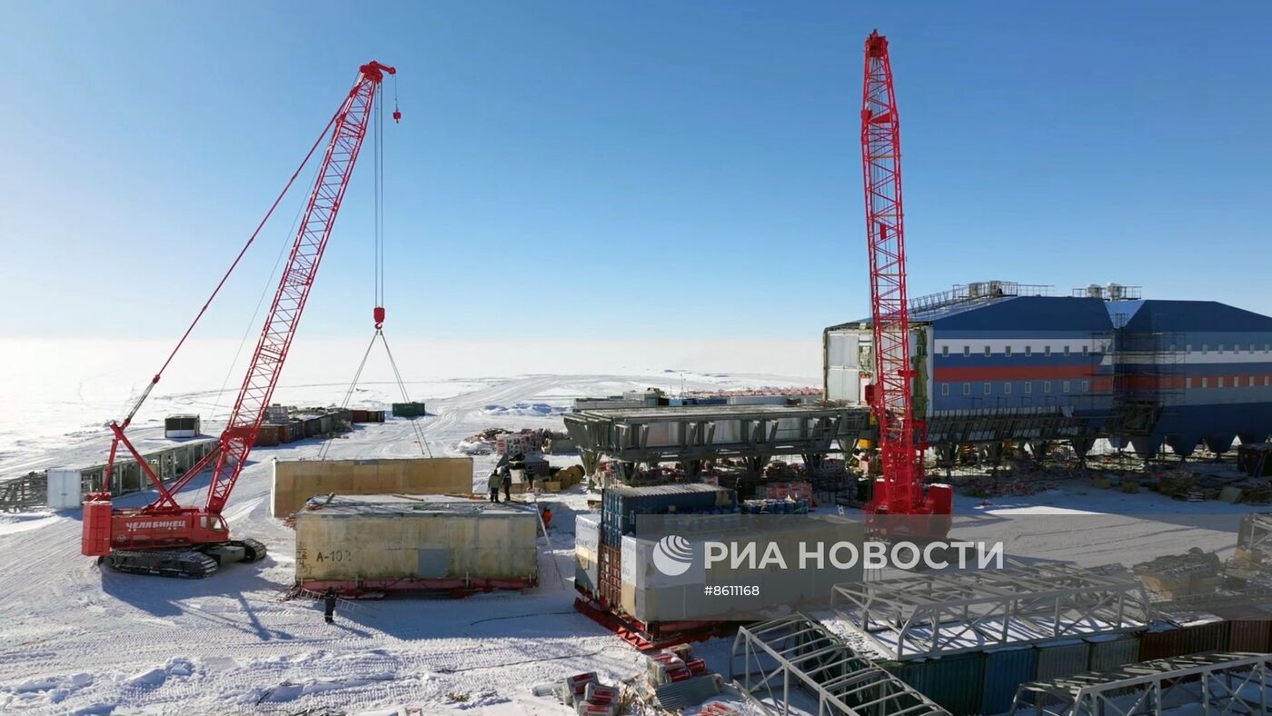 Мероприятие по случаю ввода в опытную эксплуатацию нового зимовочного комплекса станции "Восток" в Антарктиде