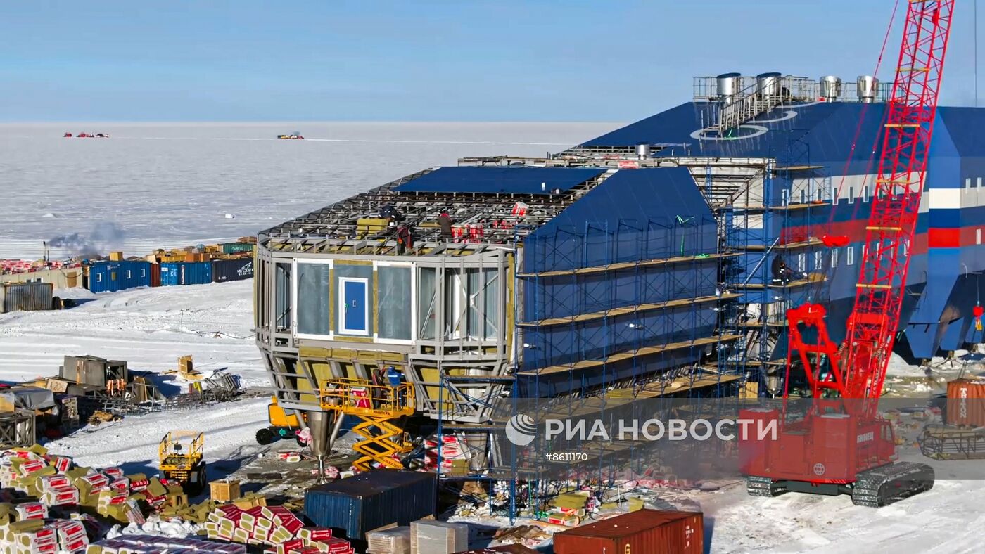 Мероприятие по случаю ввода в опытную эксплуатацию нового зимовочного комплекса станции "Восток" в Антарктиде