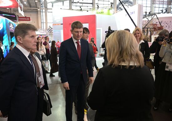Международная выставка-форум "Россия"
День туризма
Слева направо:
Олег Кожемяко, губернатор Приморского края
Максим Решетников, министр экономического развития РФ Место: Россия, Москва. Автор: Владимир Астапкович/РИА Новости. Выставка "Россия". День туризма