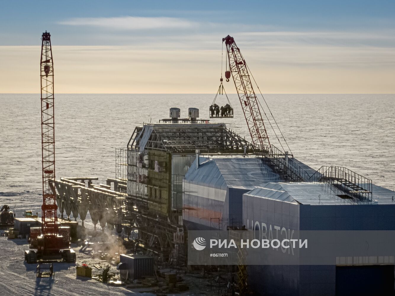 Мероприятие по случаю ввода в опытную эксплуатацию нового зимовочного комплекса станции "Восток" в Антарктиде