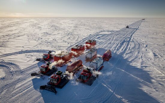 Мероприятие по случаю ввода в опытную эксплуатацию нового зимовочного комплекса станции "Восток" в Антарктиде