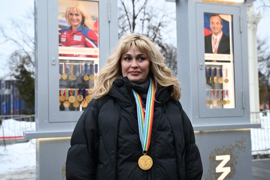 Выставка "Россия". Торжественное открытие новой экспозиции "Аллеи славы" и закладка медалей чемпионами