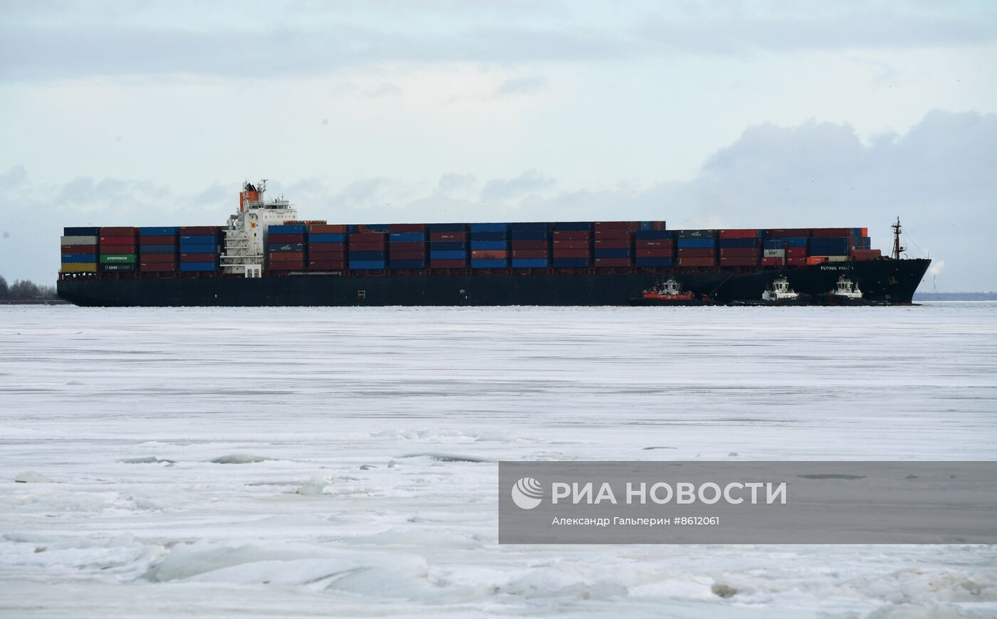 Контейнеровоз сел на мель у порта Бронка в Санкт-Петербурге