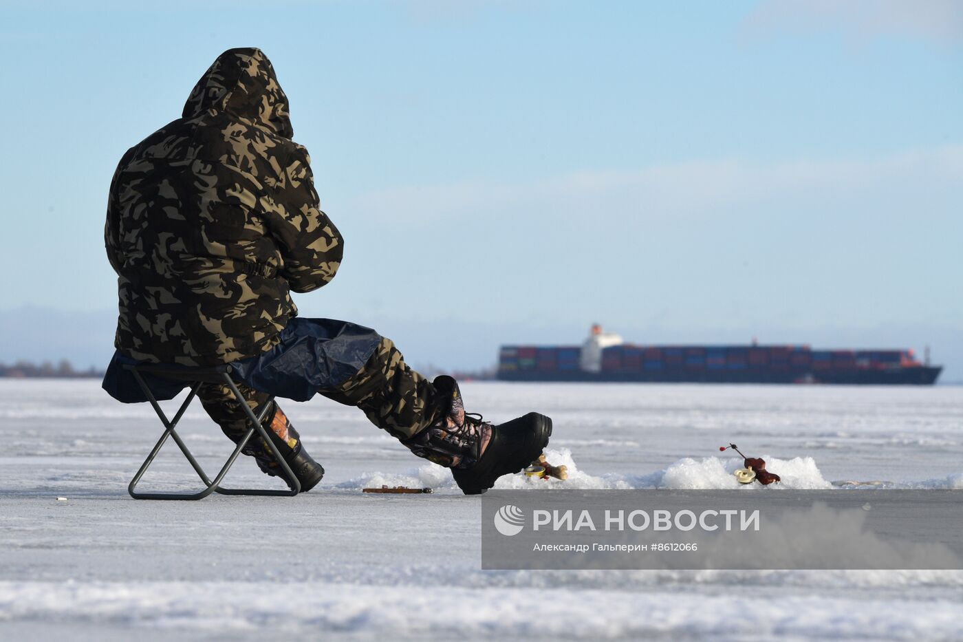 Контейнеровоз сел на мель у порта Бронка в Санкт-Петербурге