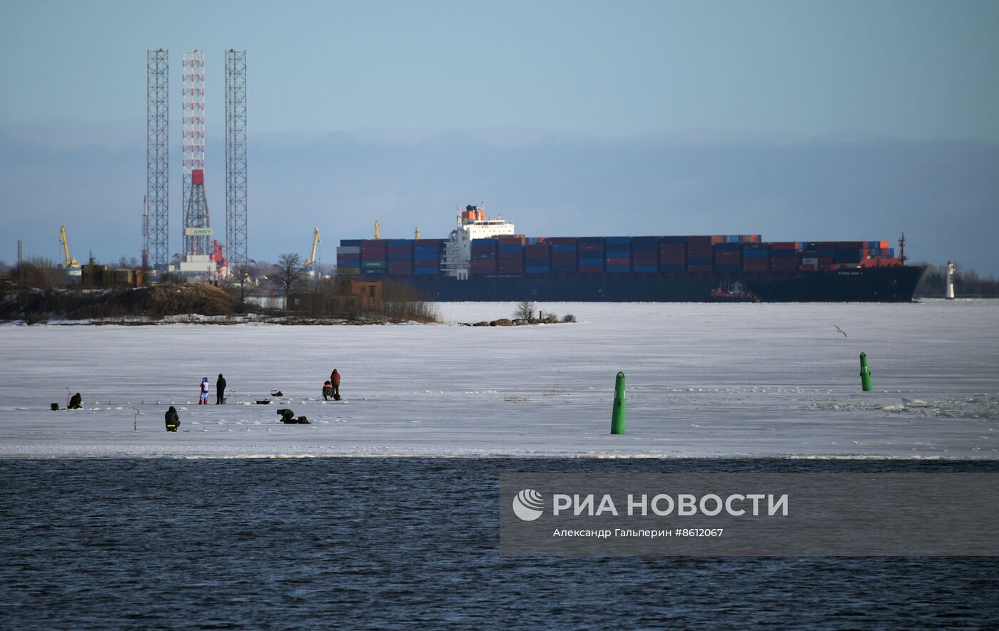 Контейнеровоз сел на мель у порта Бронка в Санкт-Петербурге